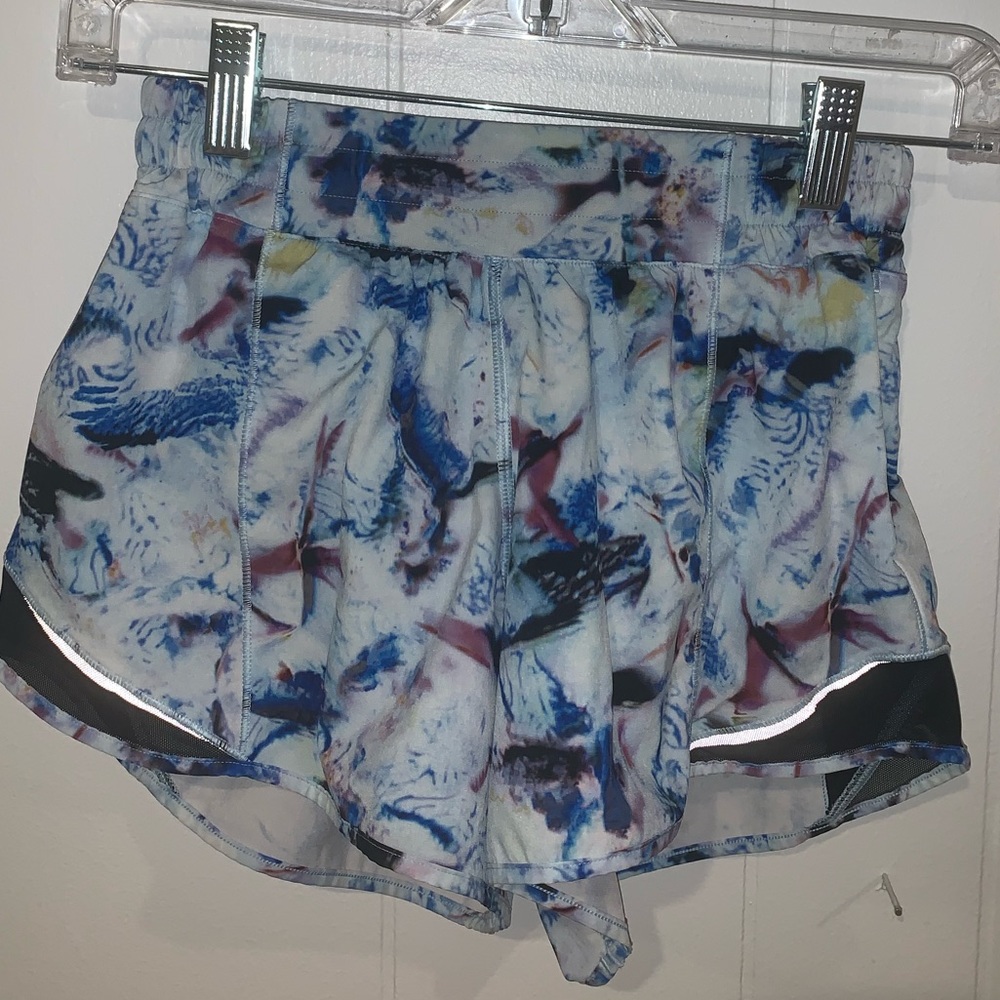 Lulu lemon size 4 hotty hot short long